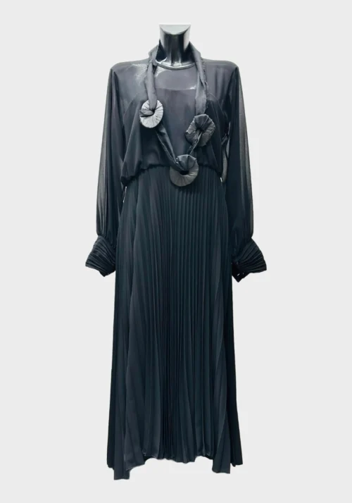 Abito Lungo in Chiffon Plissettato con Collier Decorativo Foto 10