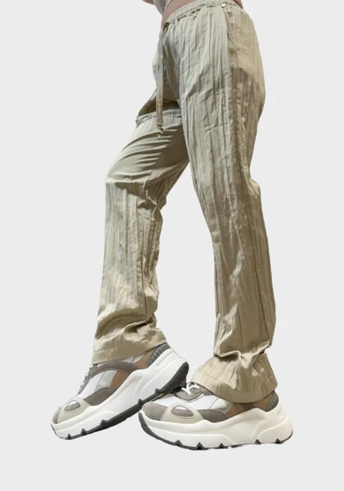 Pantalone Satinato Goffrato con Dettagli Gioiello Foto 5