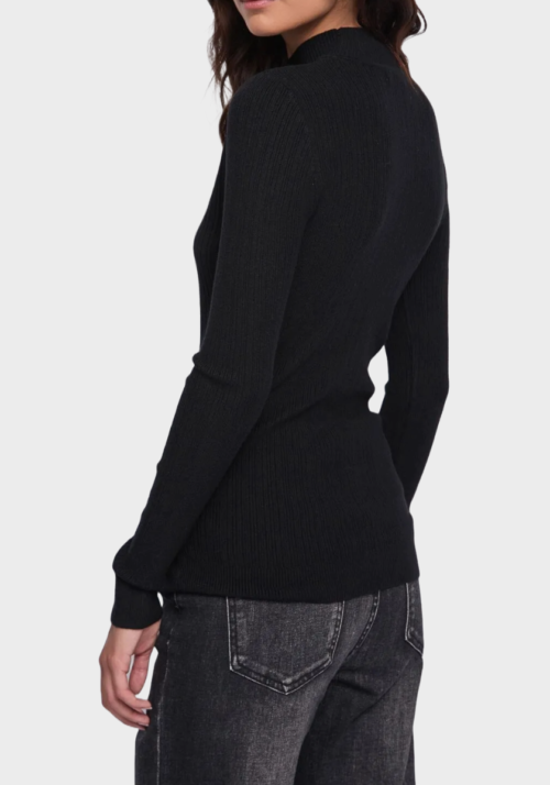 Maglia nera in filato a costine
