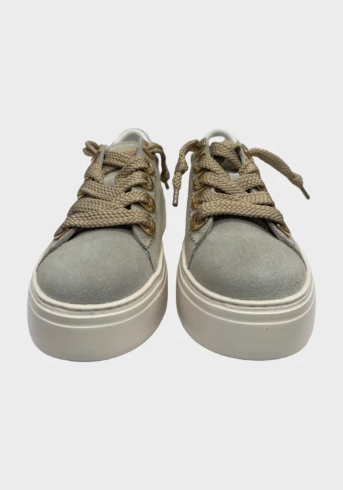 Sneaker a cassetta in crosta con occhielli a decorazione e lacci grossi, suola in eva leggera