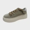 Sneaker a cassetta in crosta Foto 4 Sneaker a cassetta in crosta con occhielli a decorazione e lacci grossi, suola in eva leggera